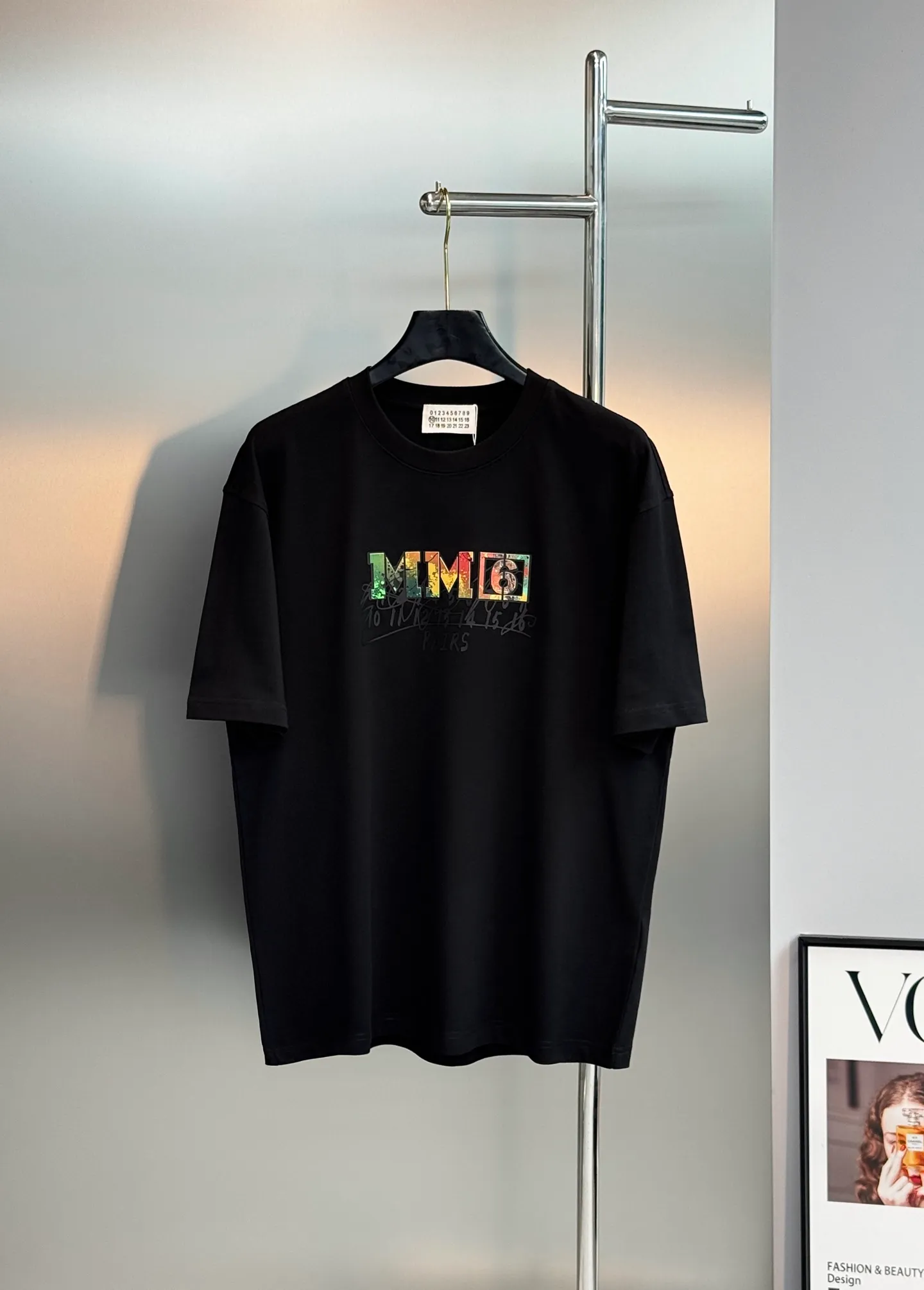 ⚜️ Maison Margiela New Arrival T . Same Style❤️ ， T 。 ， 。 . MM 6 ， 。Classic Black White ， 。 ！Sizes：S-3XL ❗️（175/145 L）